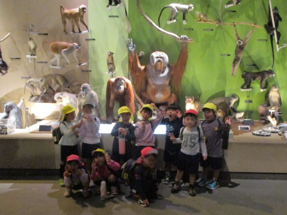 お猿さんの前で集合写真