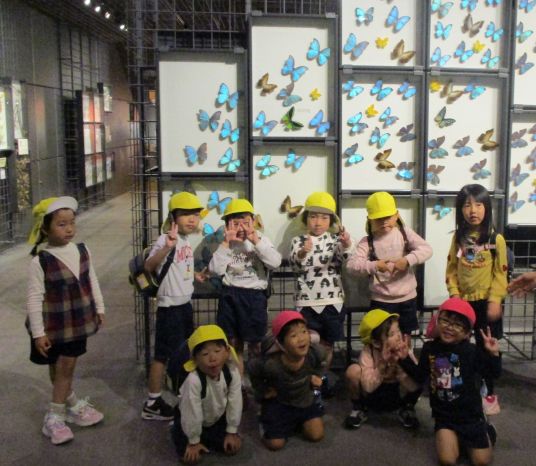 蝶々の展示場の前で集合写真を撮っているところ