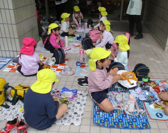 全員でお弁当を食べているところ