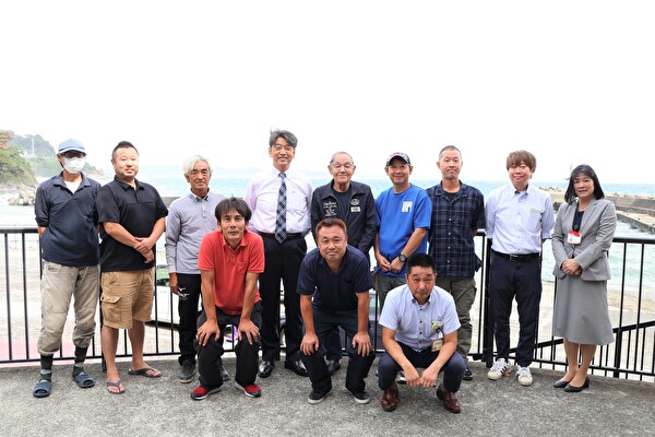 小田原藻場再生活動組織10名と市長・経済部の写真