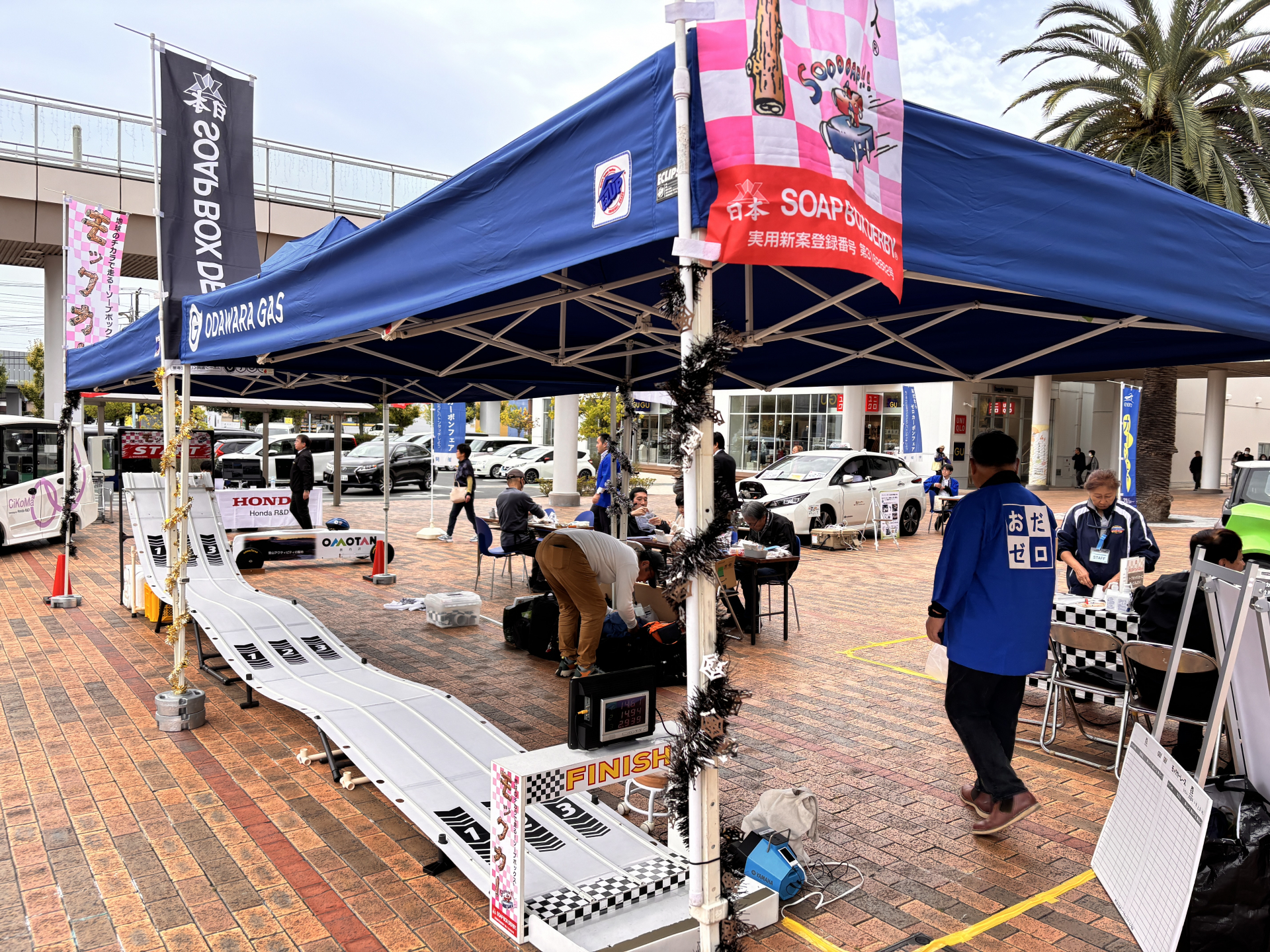おだゼロフェア外の様子（湘南電力㈱によるモックカーレース）