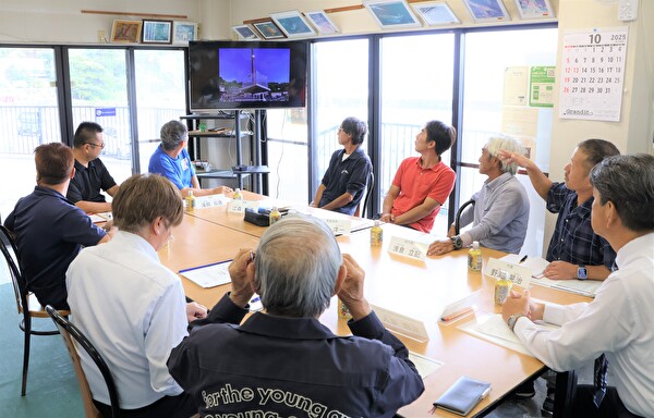 カジメ放流の様子