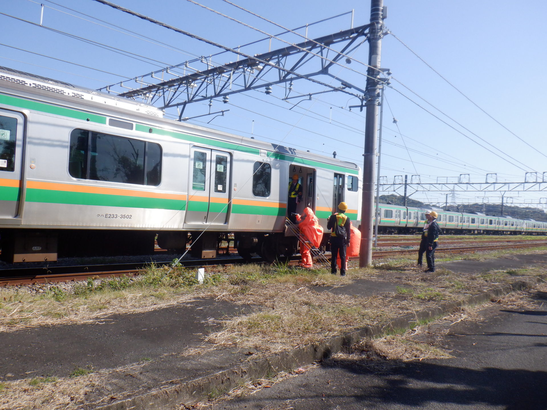 高度救助隊は、陽圧化学防護服を着て救助活動の訓練を行ないました！