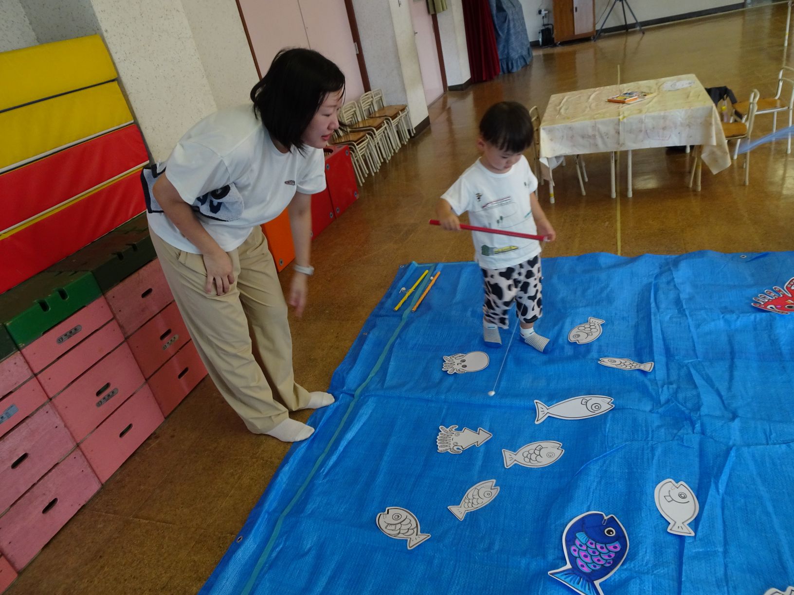 親子で魚釣りの様子