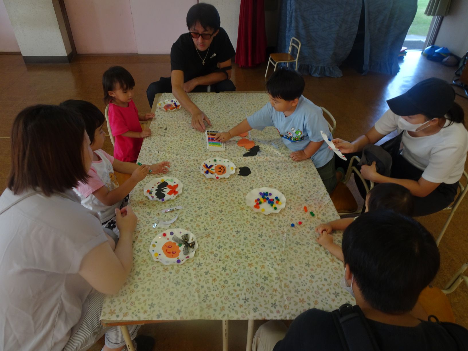 ハロウィンリースを親子で作成している様子