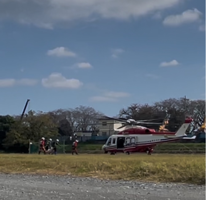 松田特別救助隊の隊員が横浜市消防局のヘリコプターに搭乗して山間部に向かいます！