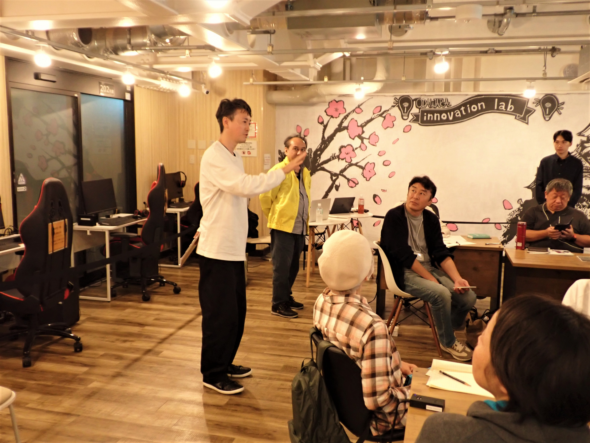 講師のデザインこねこ長嶺さんよりプロンプトのコツを学ぶ。