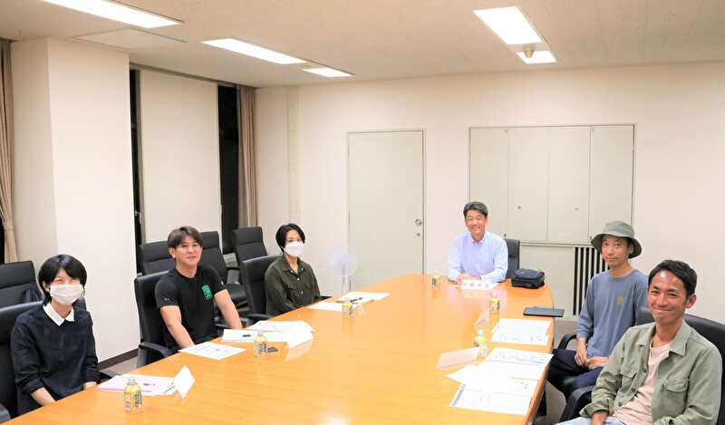 懇談会の集合写真