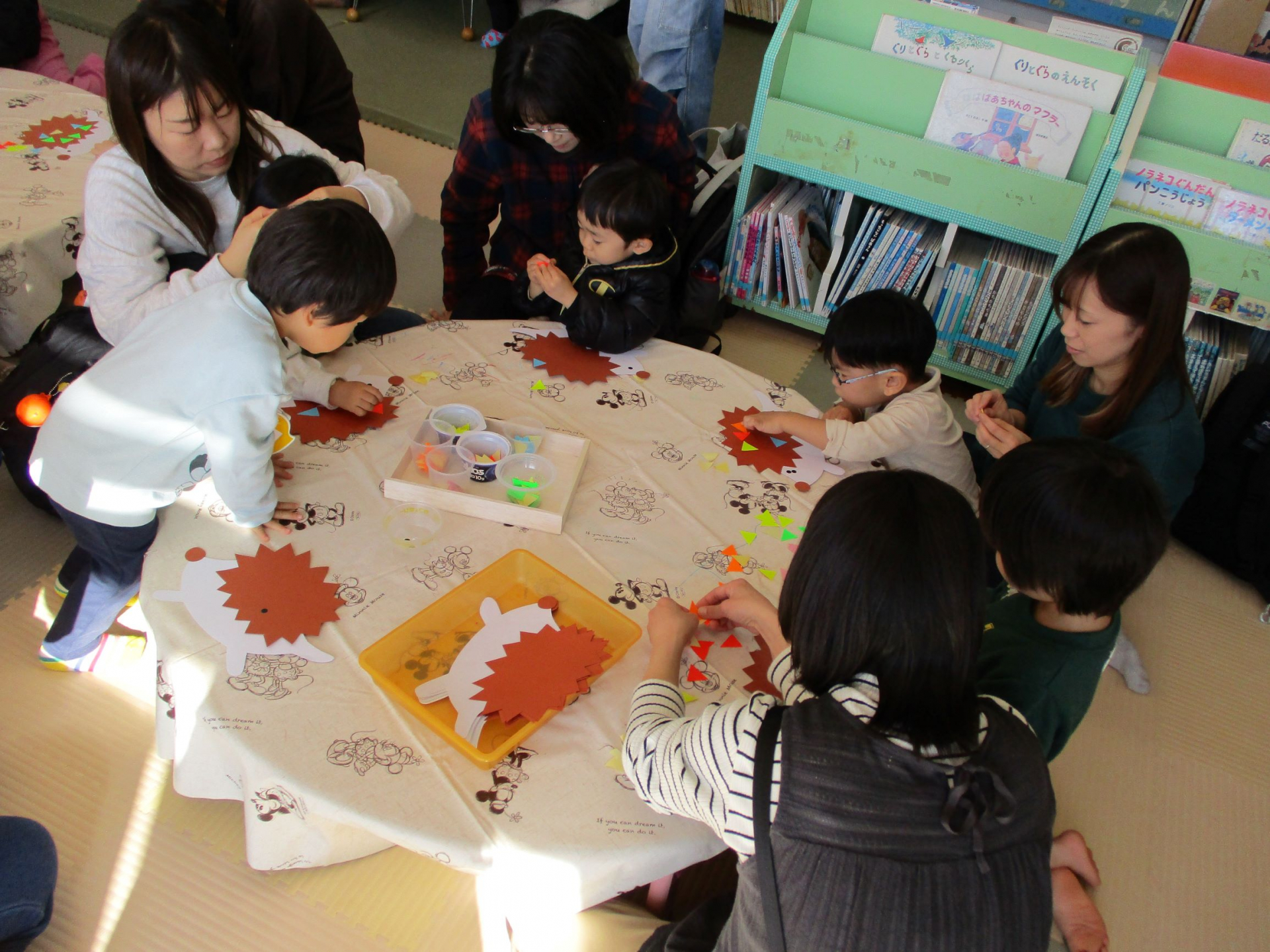 親子でハリネズミの製作をしている