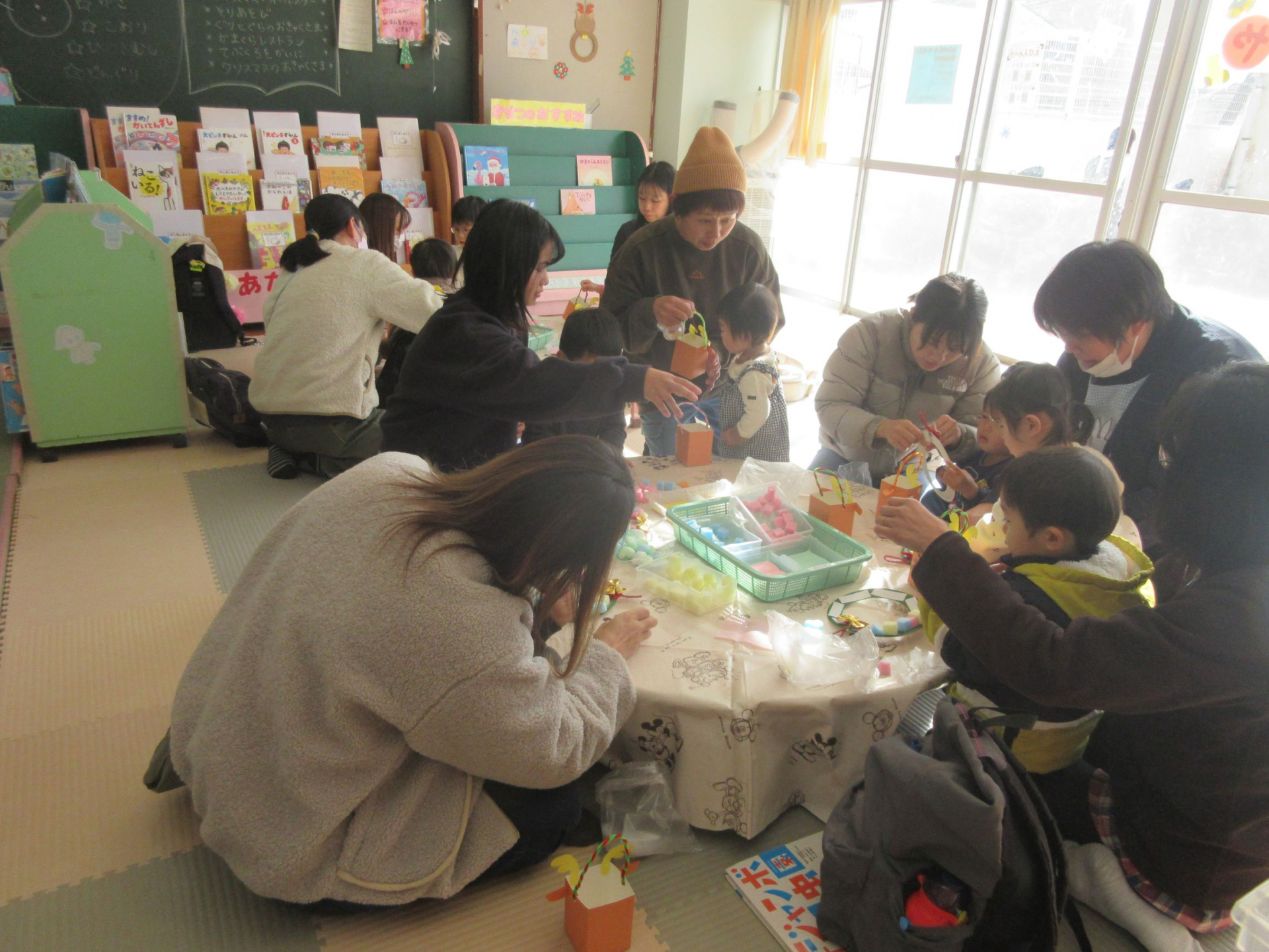 親子で製作をしている