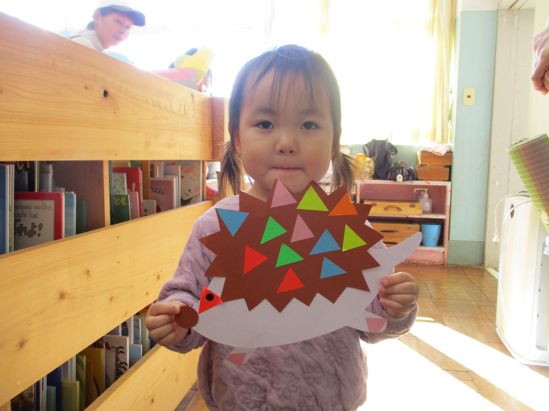 子どもがせいさくしたハリネズミを持っている