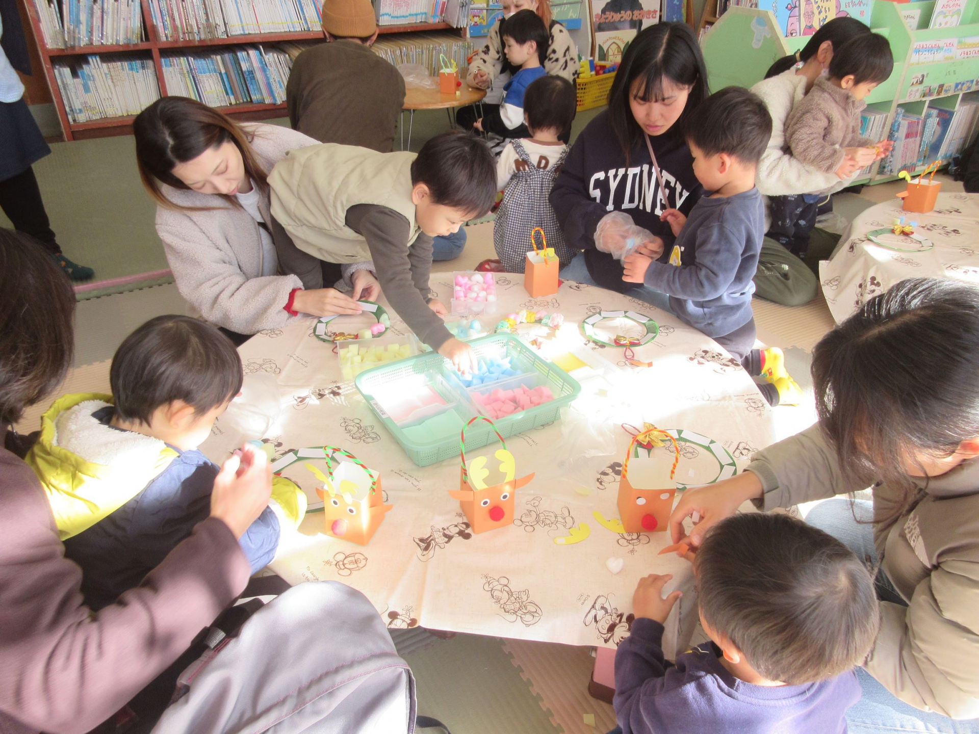 親子で制作をしている