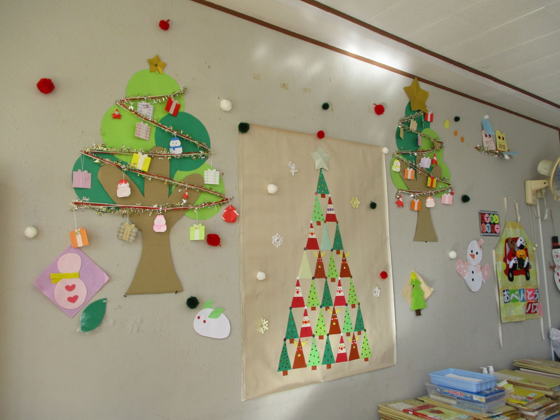 クリスマスの飾り付けをしている壁