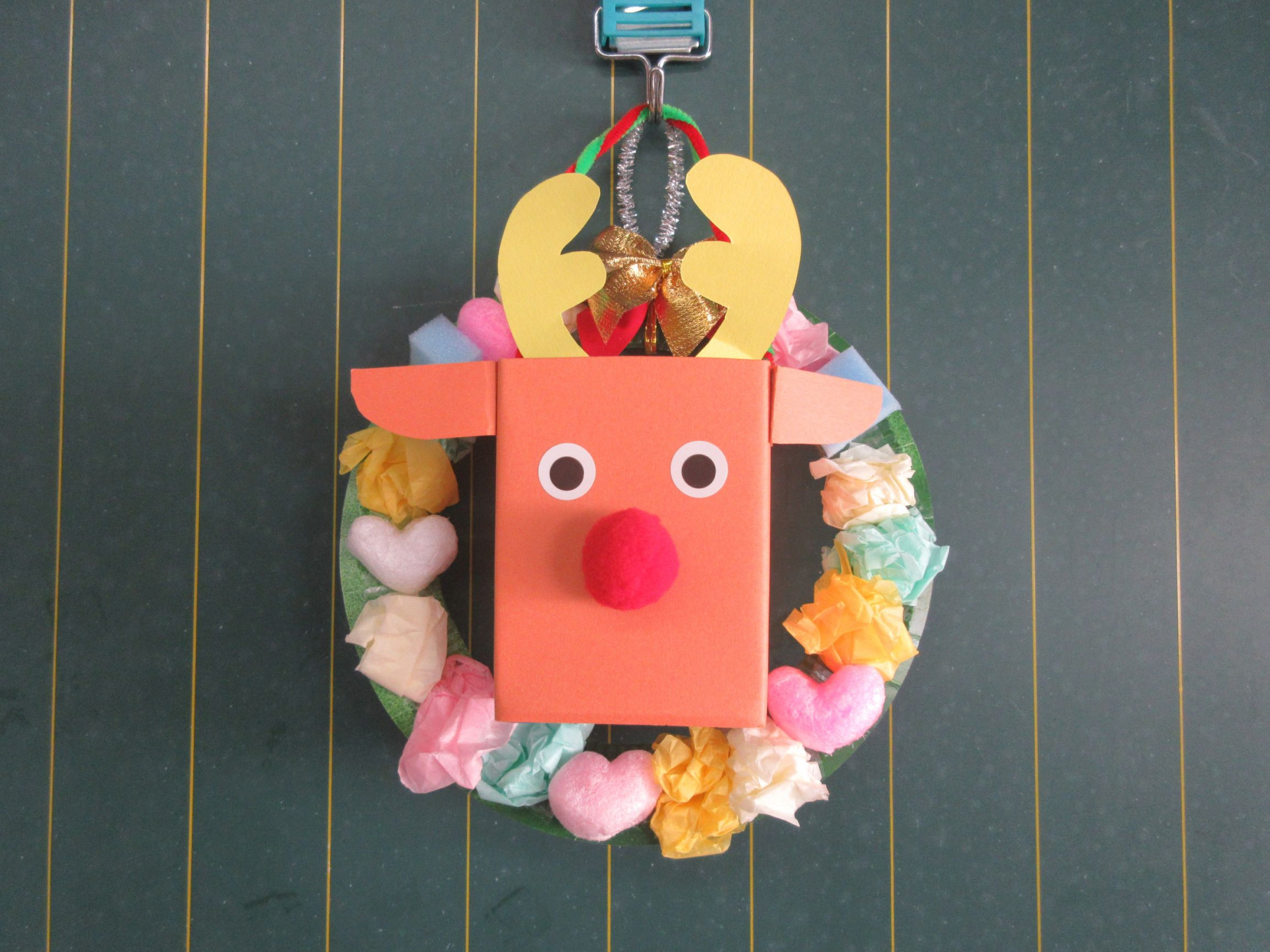 クリスマスリースとトナカイの製作物