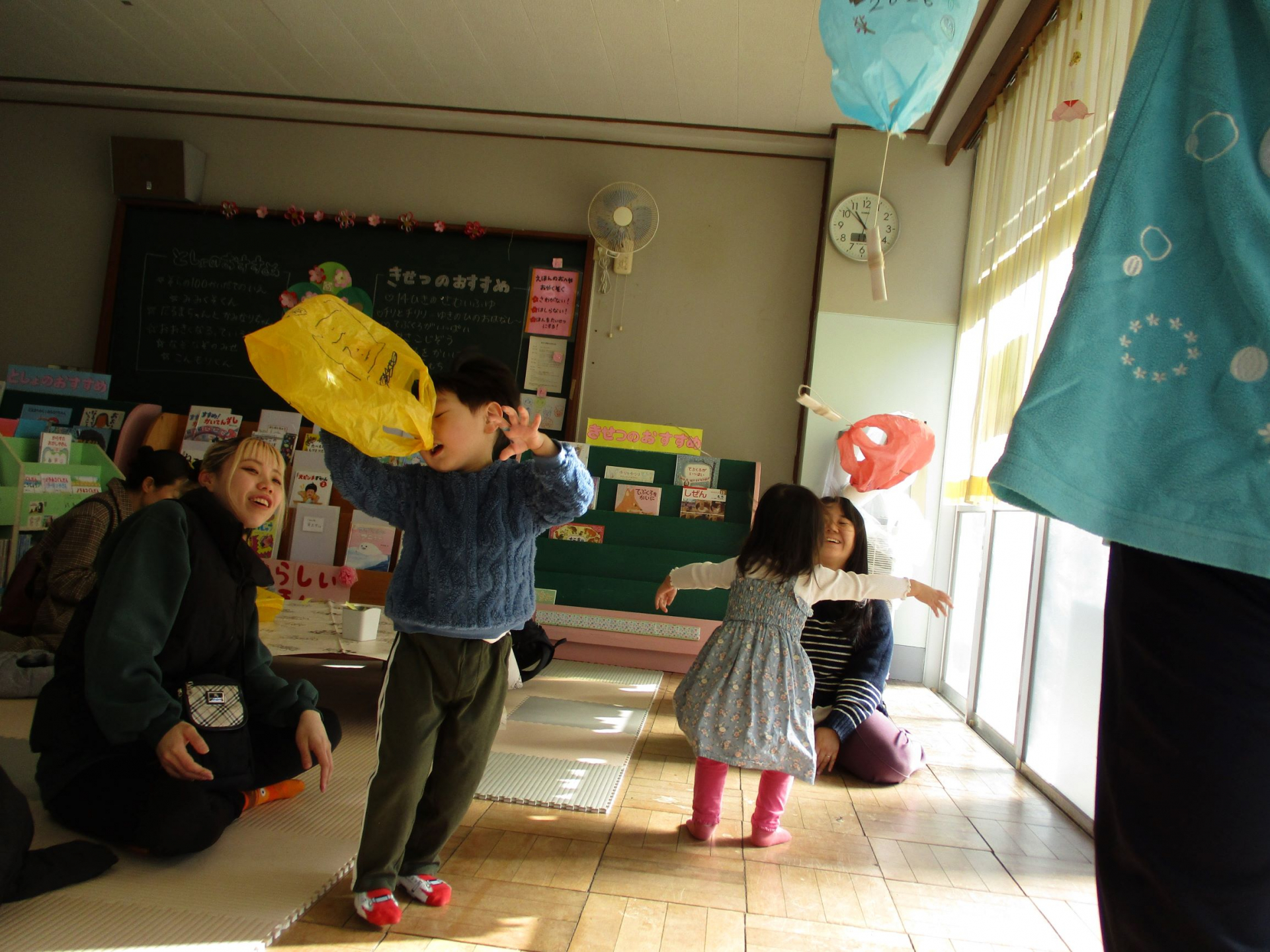 製作した凧で遊んでいる様子