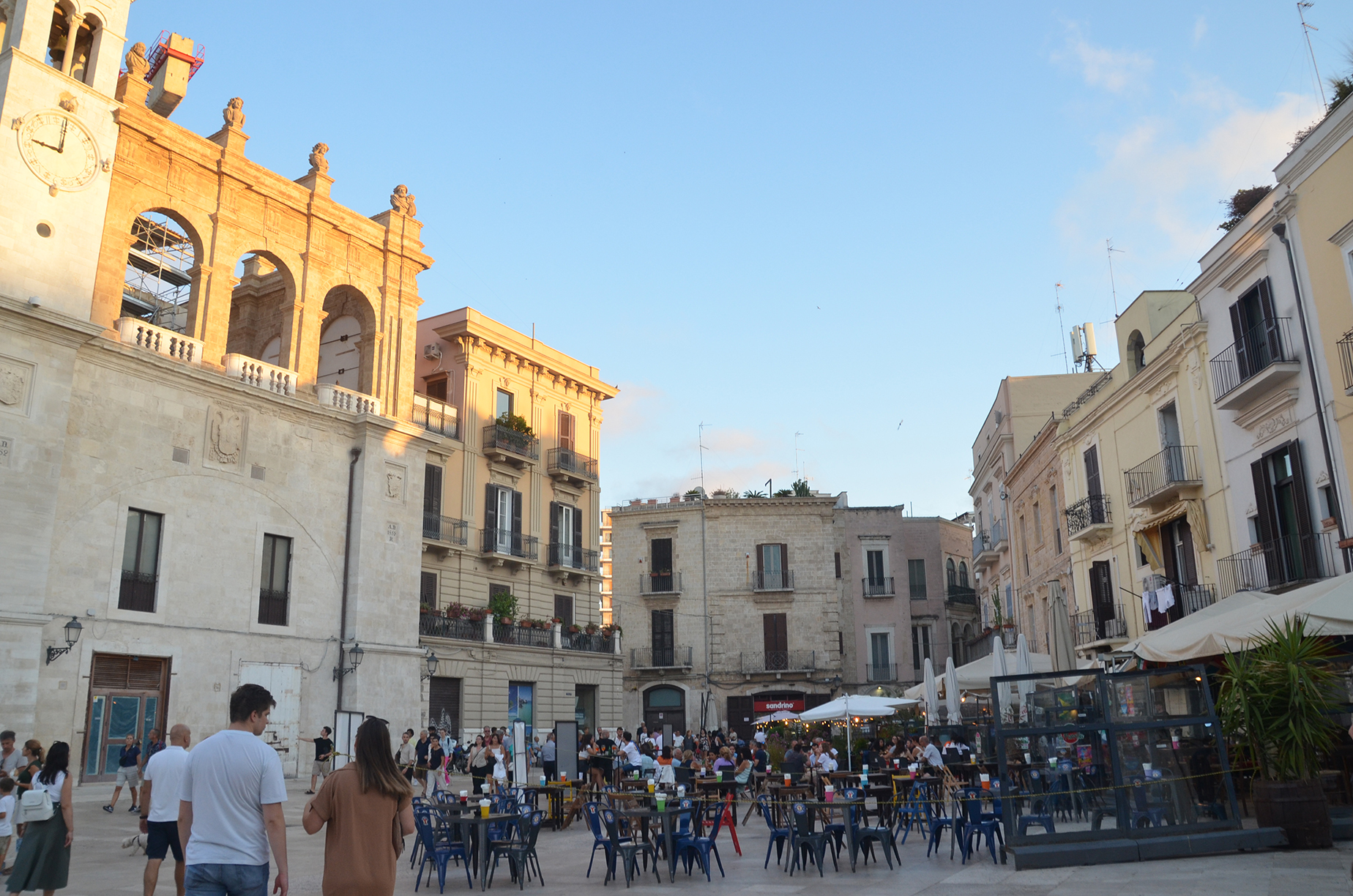 歴史的な建物に囲まれた広場にはたくさんのテーブルと椅子があり、オープンカフェになっている。