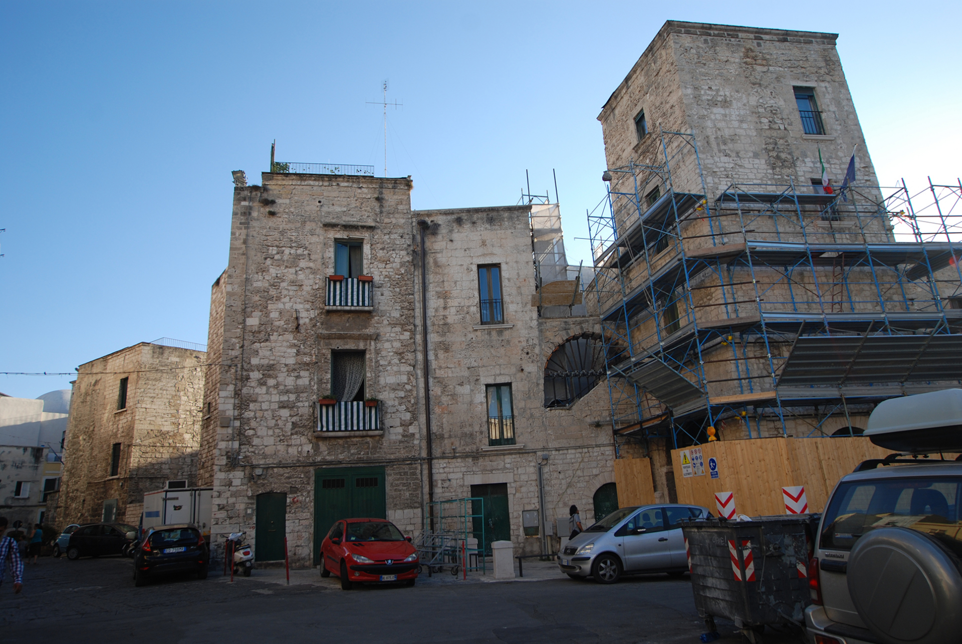 歴史的な建物の周囲に足場が組まれ、改修工事が行われている写真