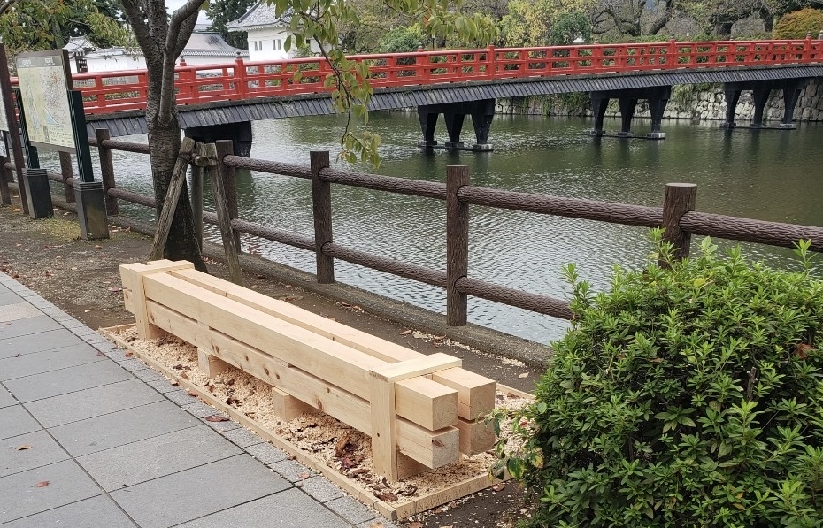 高校生が製作した「木材のベンチ」を設置しました（2025年10月8日）