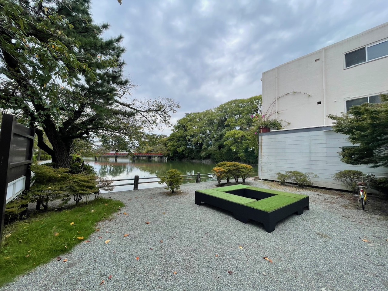 芝生シートの趣あるベンチを設置(2025年10月3日)