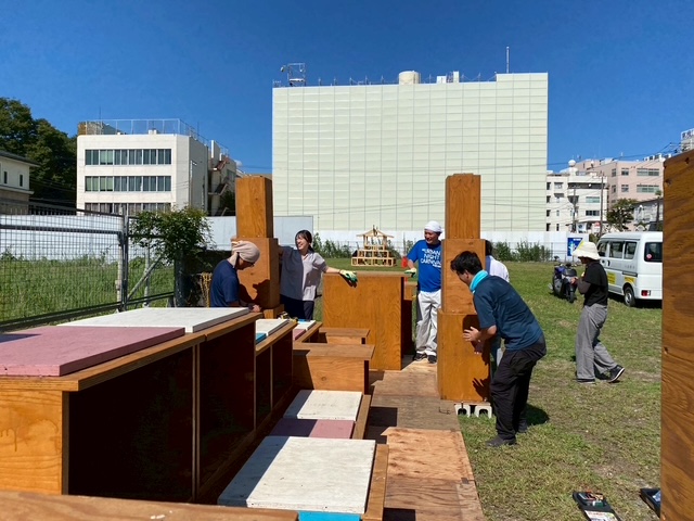 みんなが集まるをコンセプトにした、アイテム棚の設置