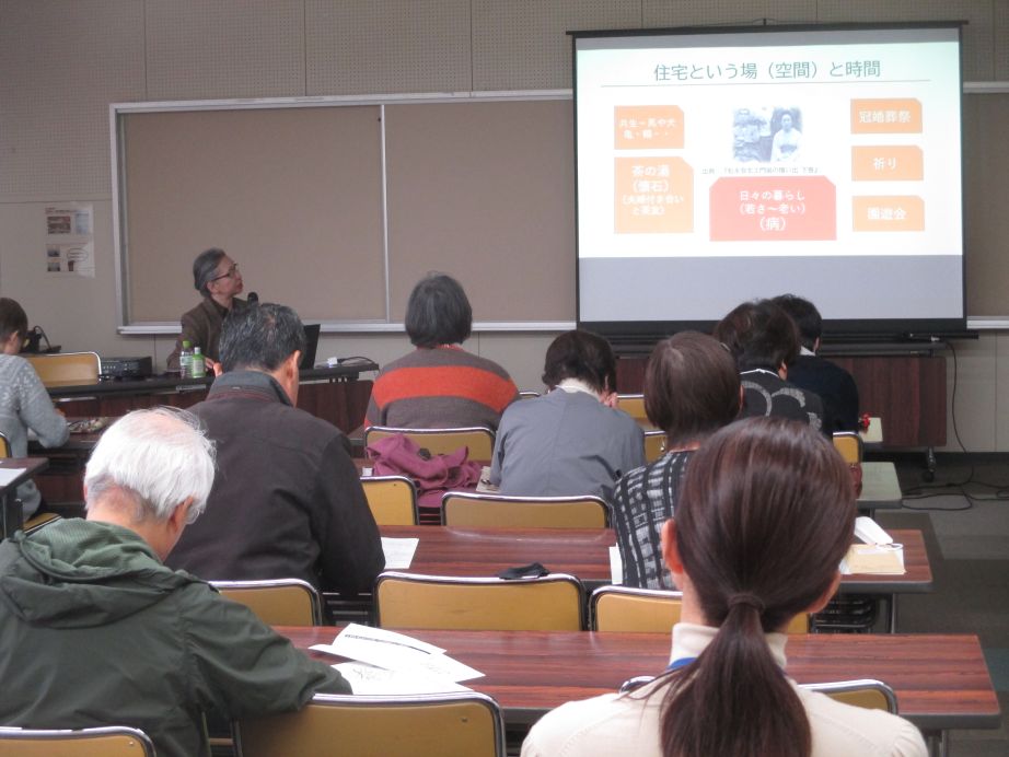 第1回目 講師の矢野和代氏がパワーポイントを説明している様子