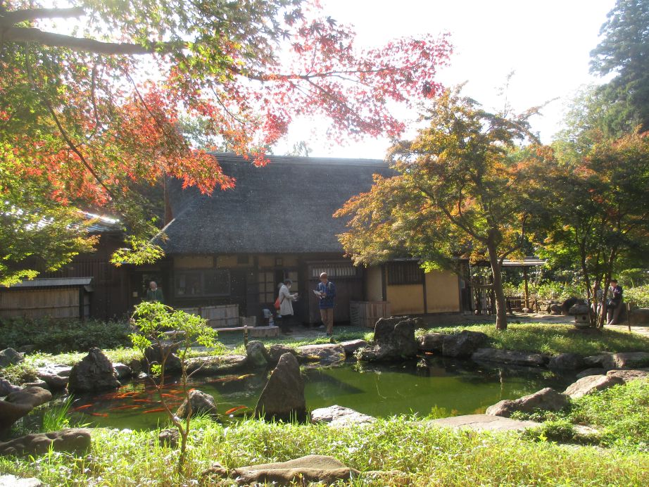 紅葉も始まった池のほとりの睡足軒