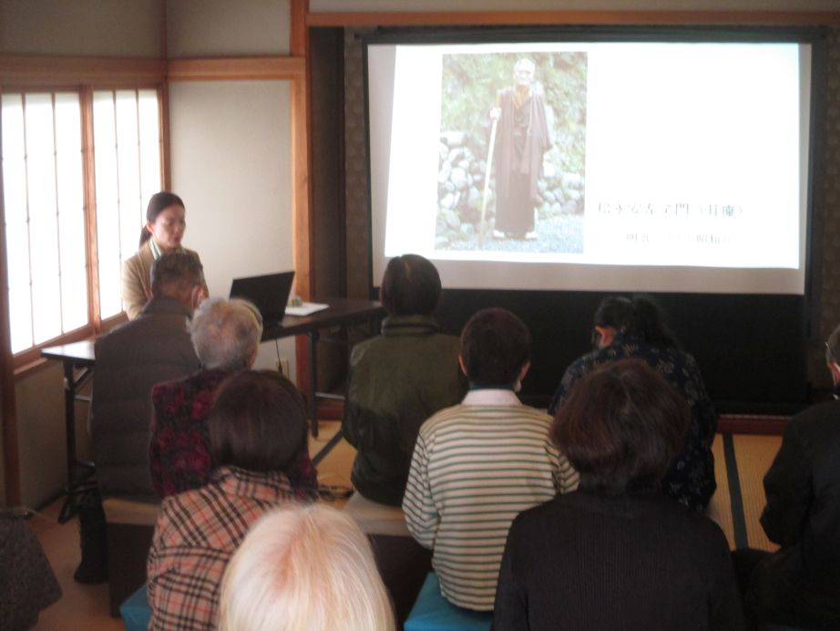 講師：郷土文化館学芸員 喜田早菜江さんが松永記念館本館2階で講座をしている様子