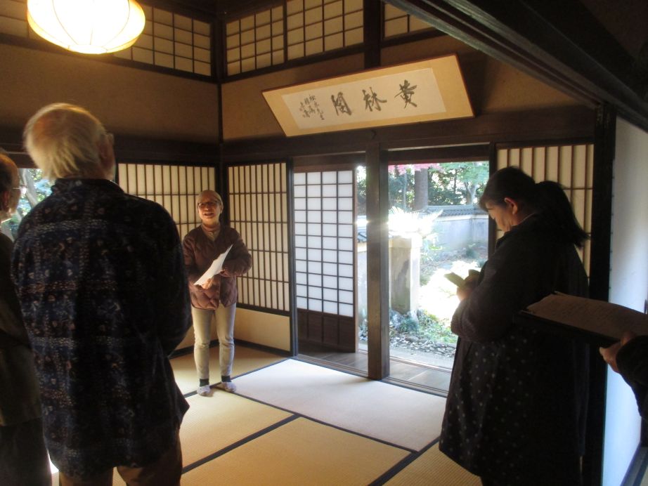 柳瀬荘の黄林閣で矢野和代氏に受講生が説明を受けている様子