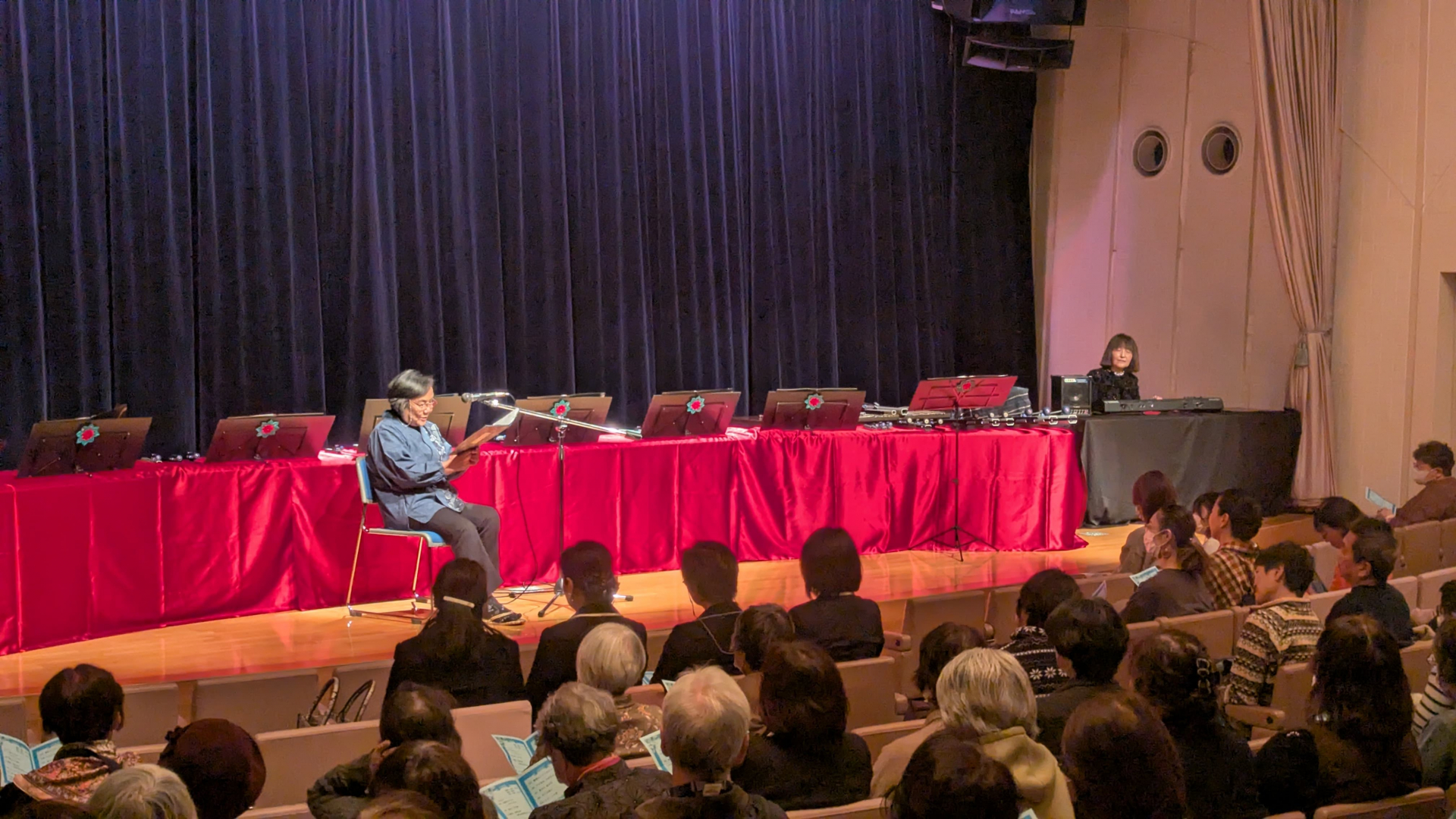 朗読をしている様子