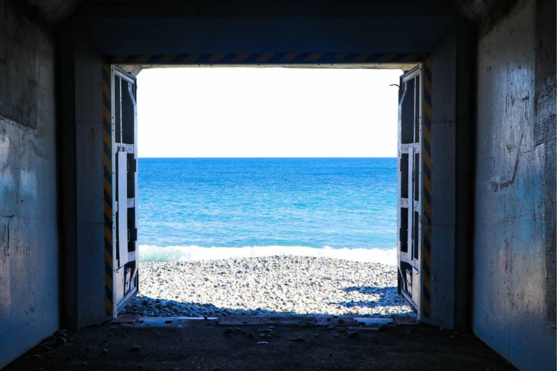 海へと続くトンネルの画像です。