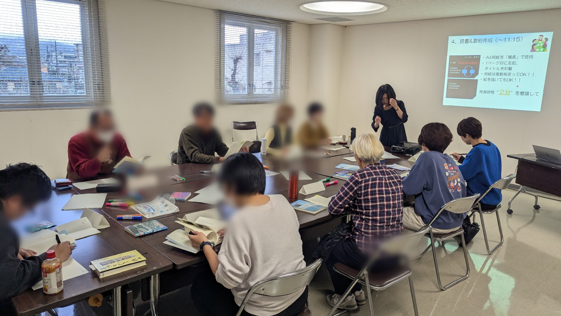 課題本を読んでいる様子