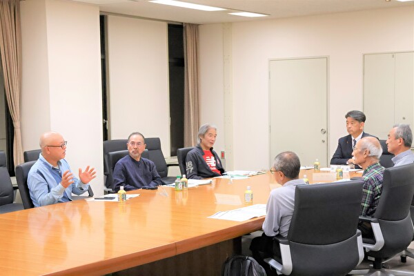 懇談中の写真