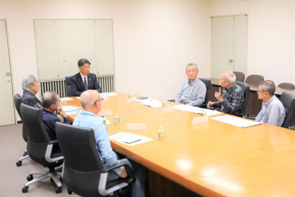 懇談中の写真