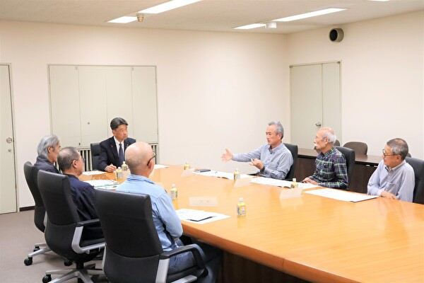懇談中の写真