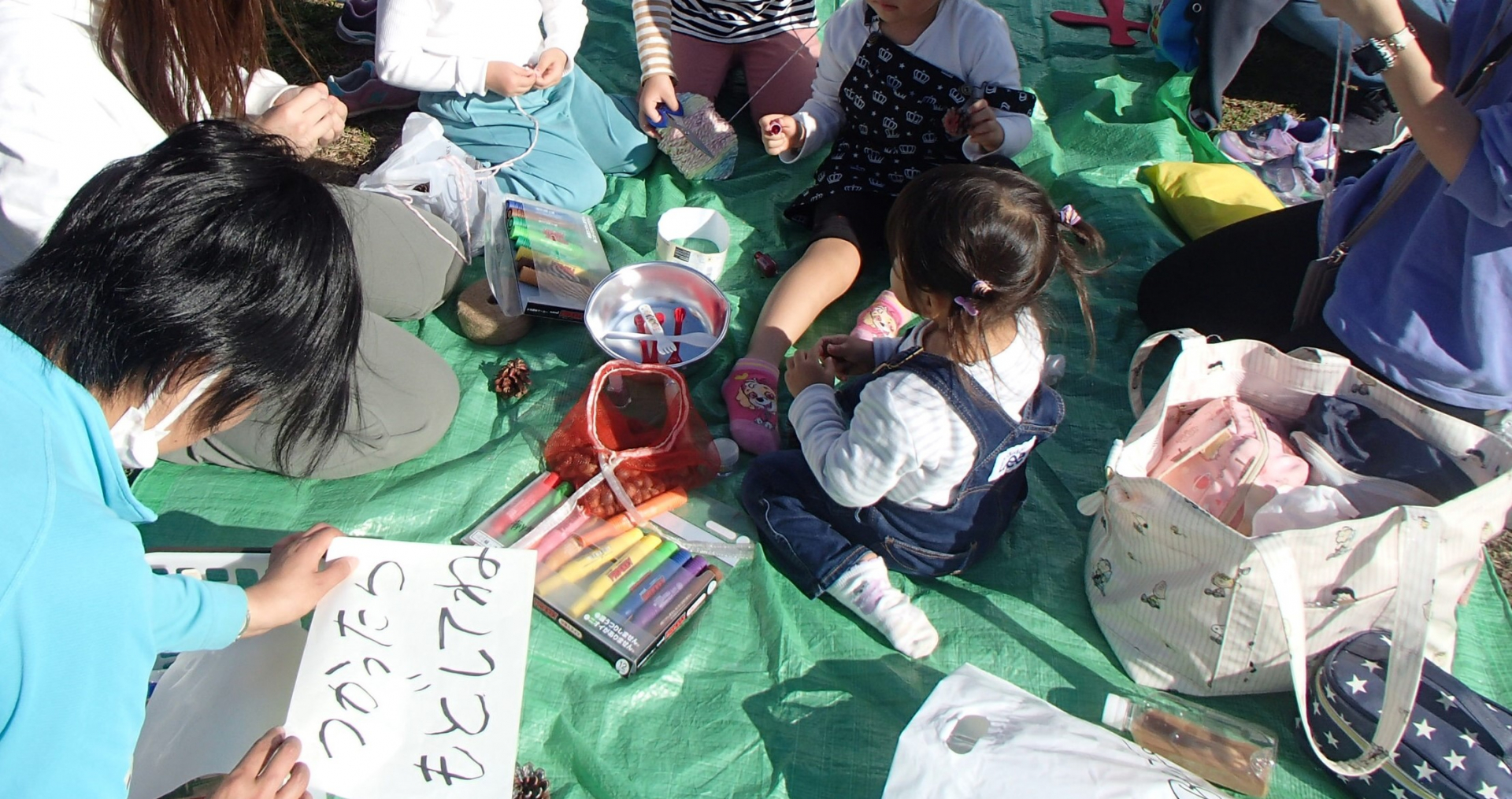 子どもたちが数珠をつくっている写真