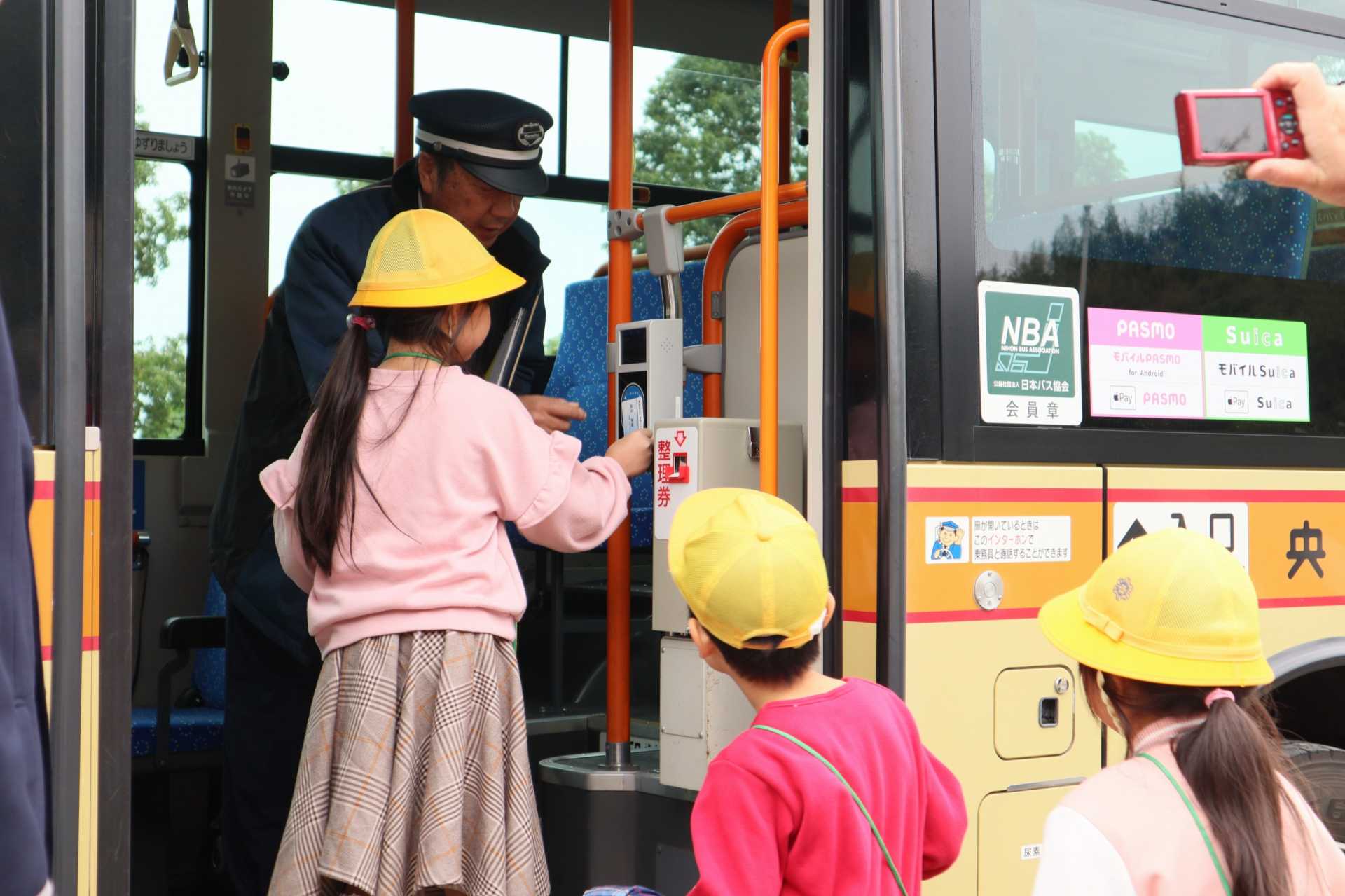 神奈川中央交通によるバスの乗り方教室実施の様子