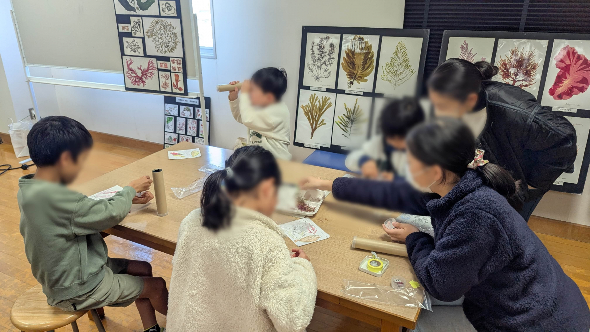 子供たちが万華鏡を作っている様子