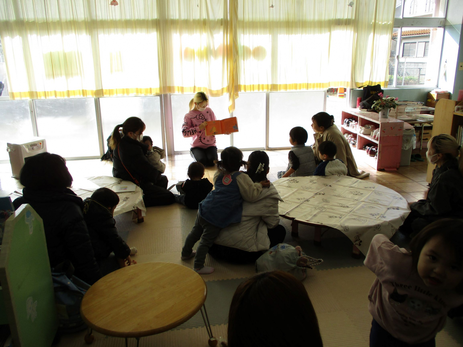 絵本の読み聞かせをしている