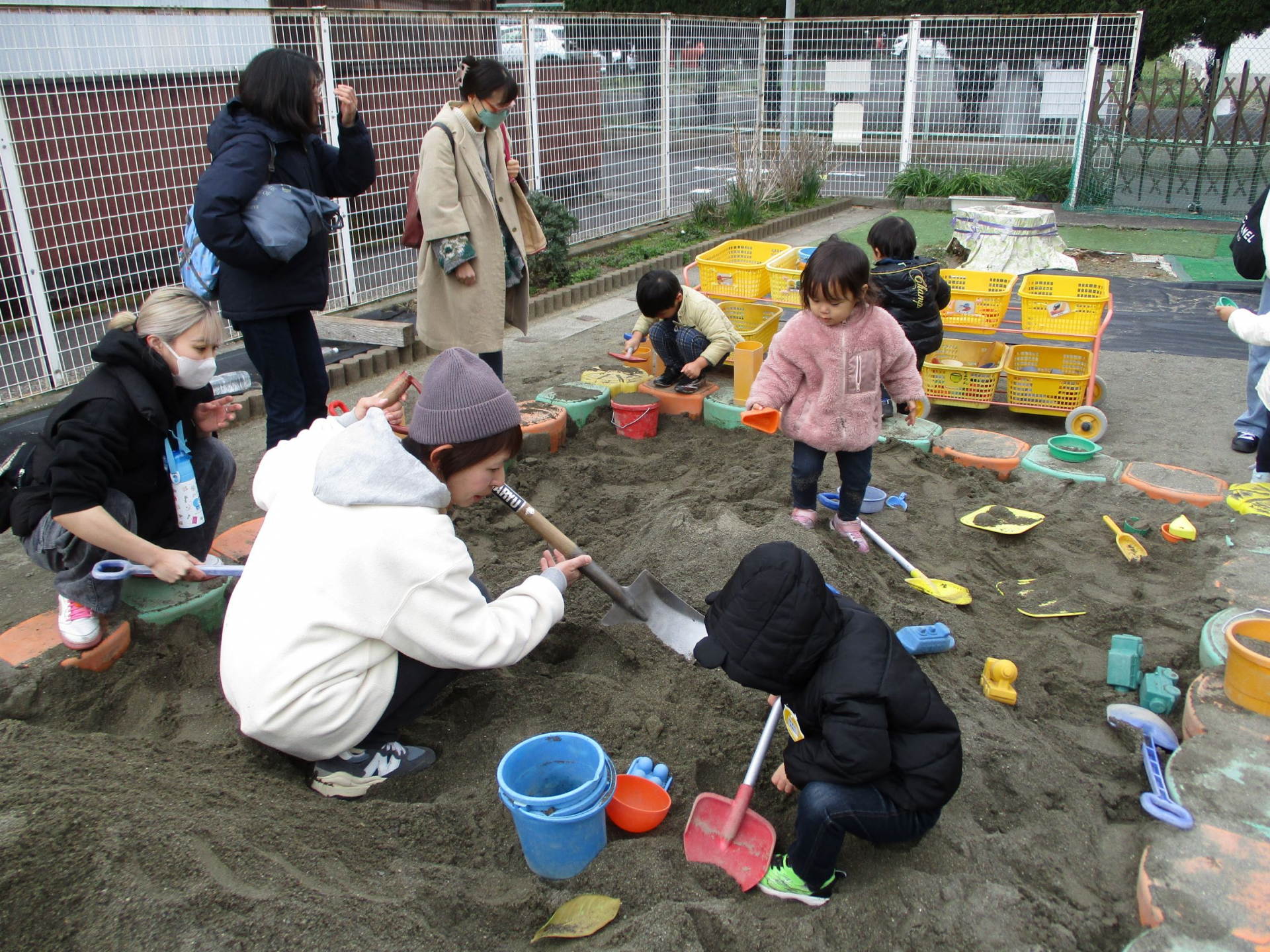 砂場で遊んでいる