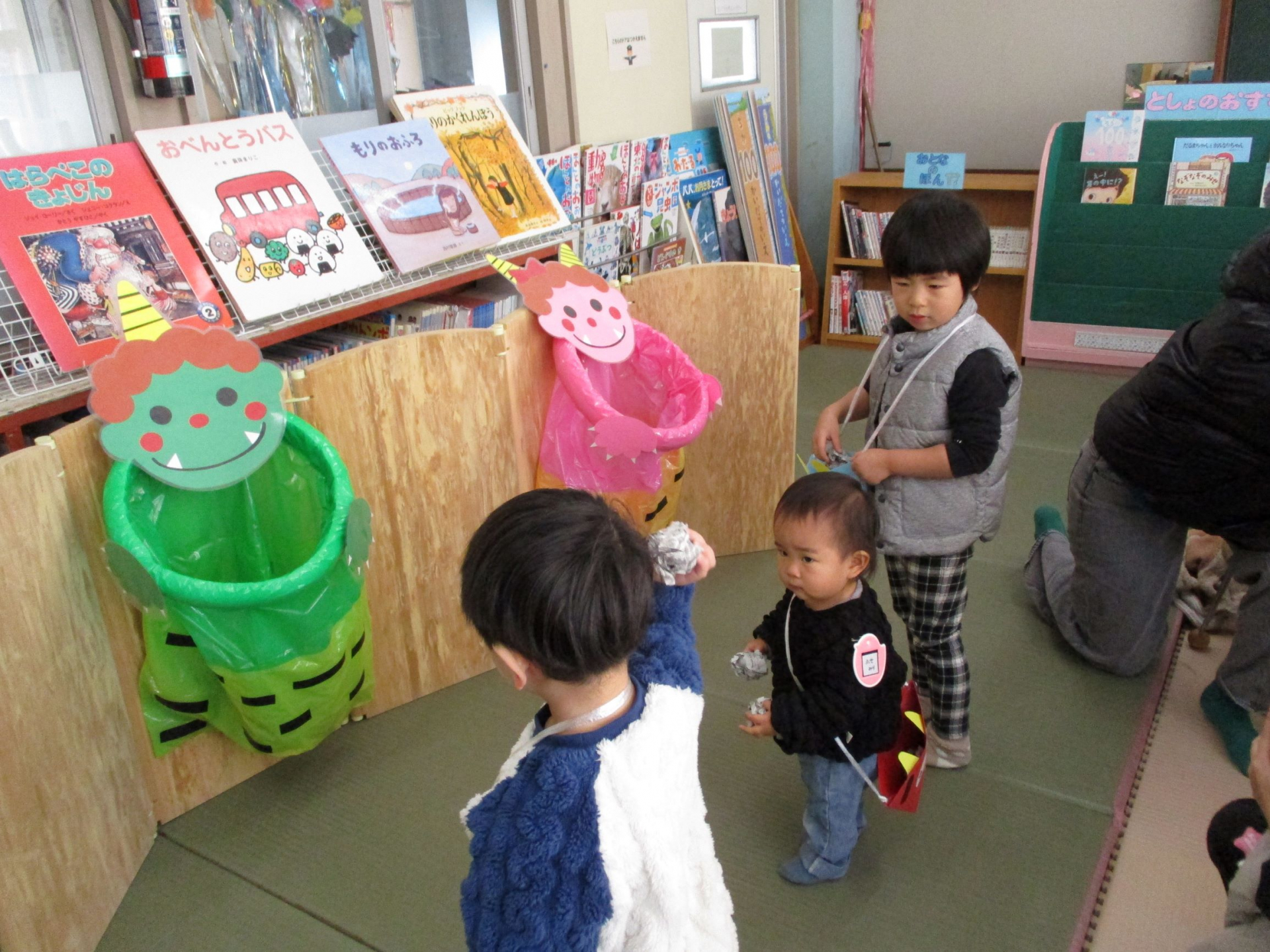 豆まきをしている