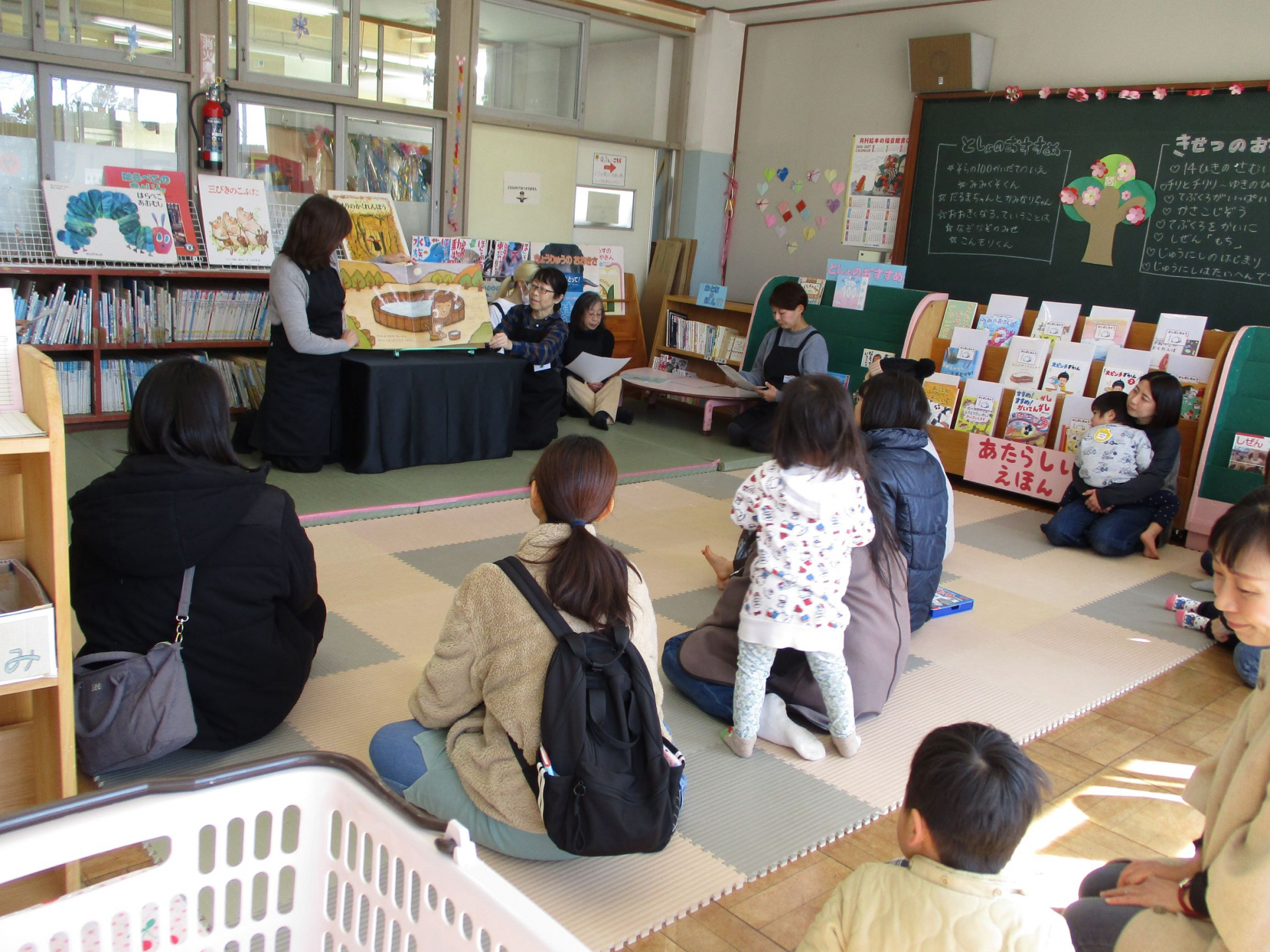 絵本の読み聞かせをしている