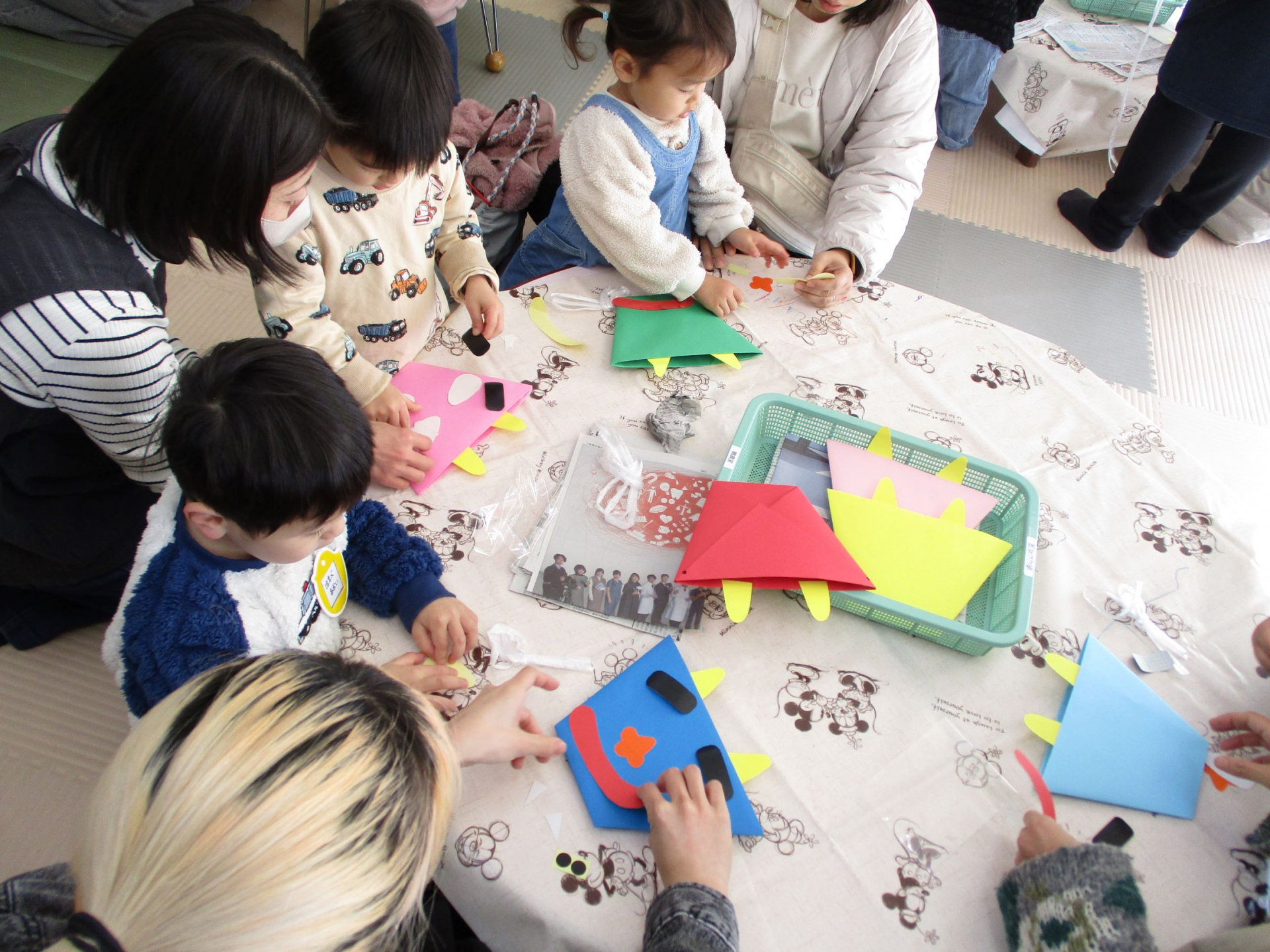 豆まきをしている