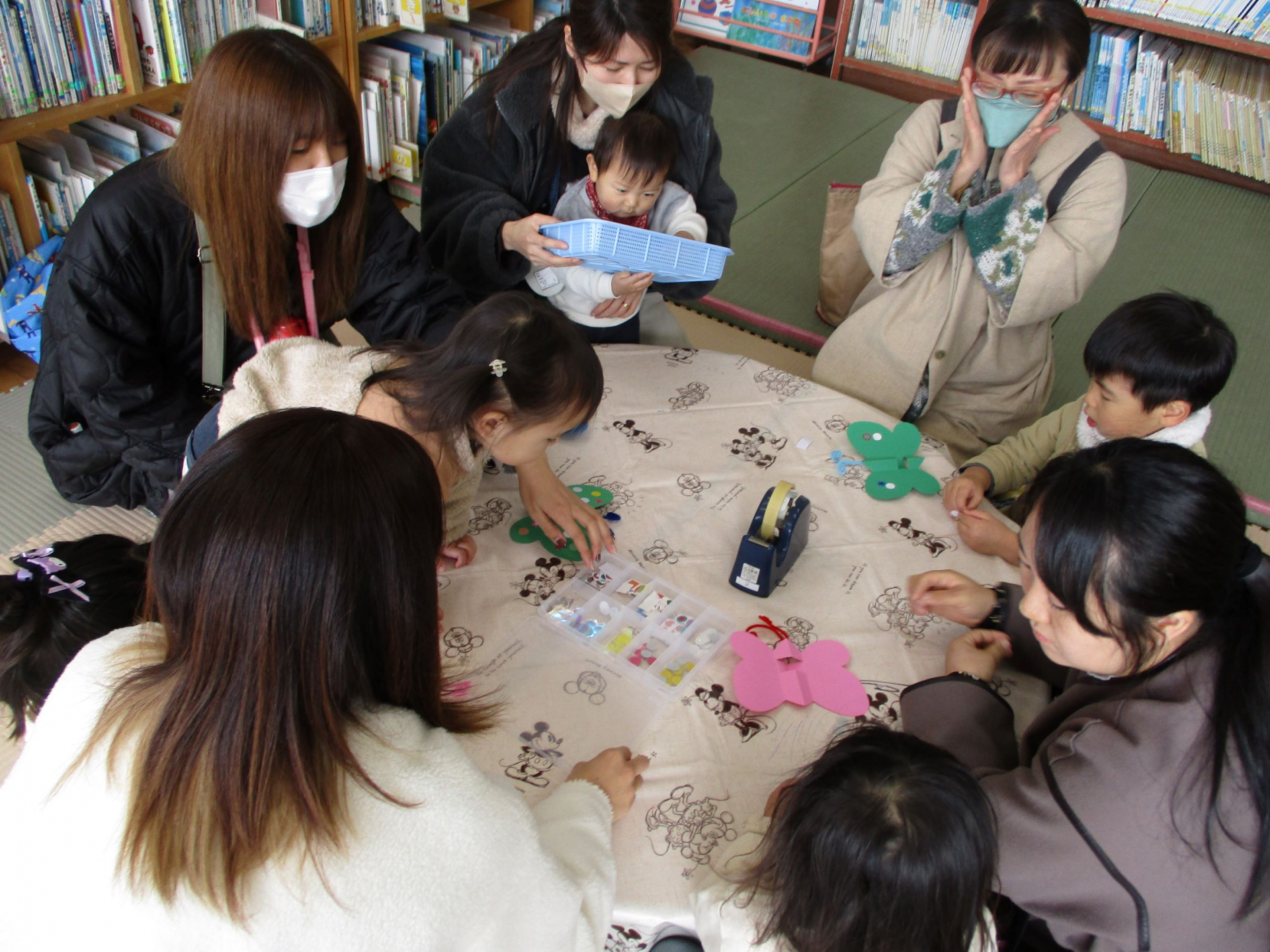 親子で製作をしている