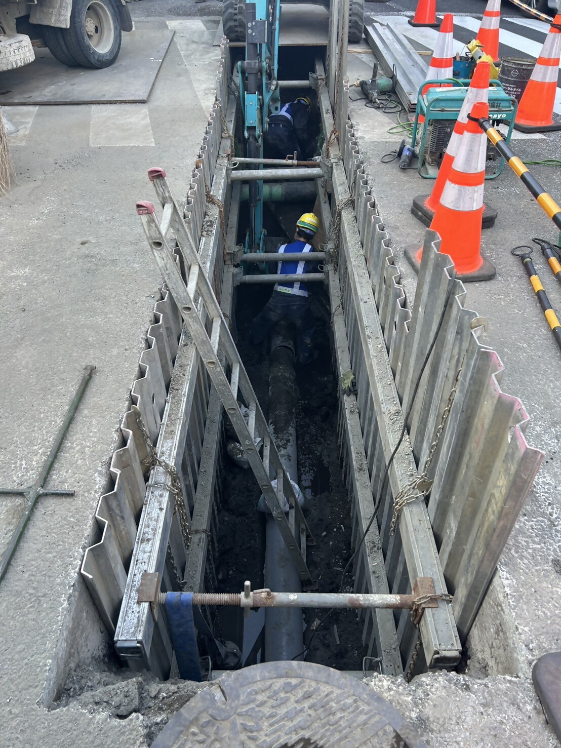 下水道管の布設替えの作業状況です。