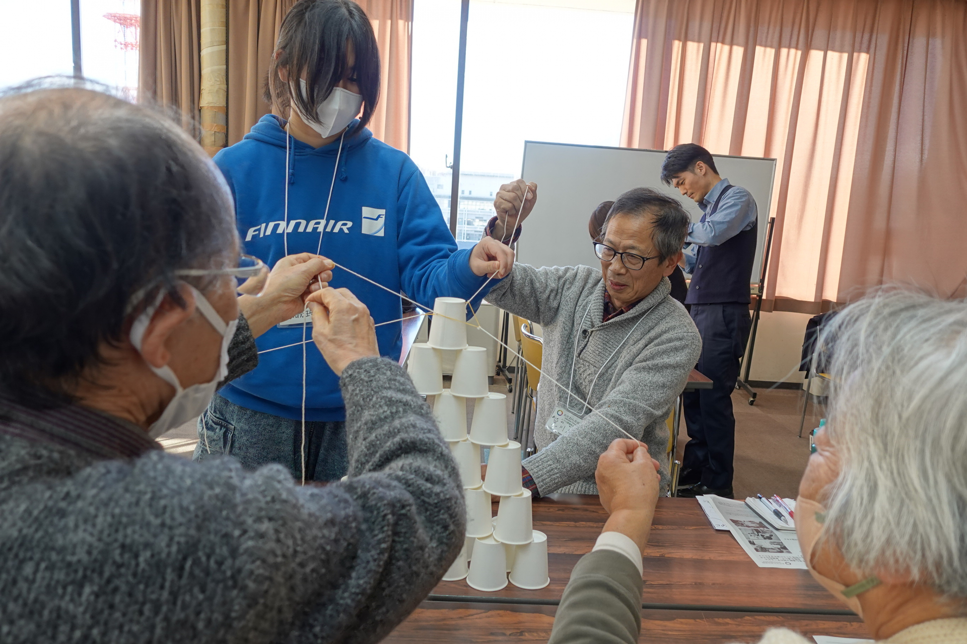 第1回目　チームビルディングワーク（紙コップタワーづくり）