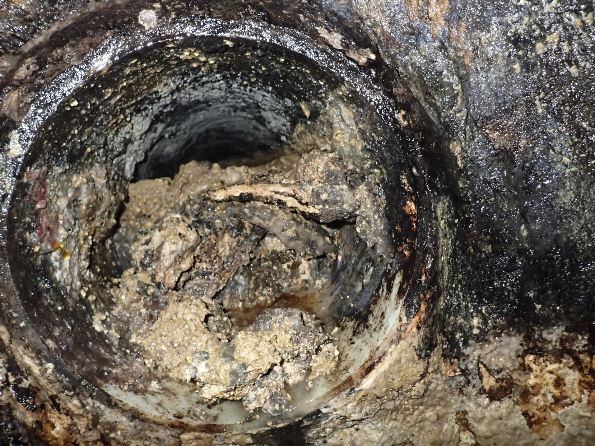 詰まりが発生した下水管