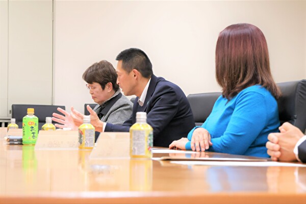 懇談中の写真
