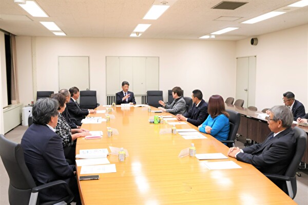 懇談中の写真