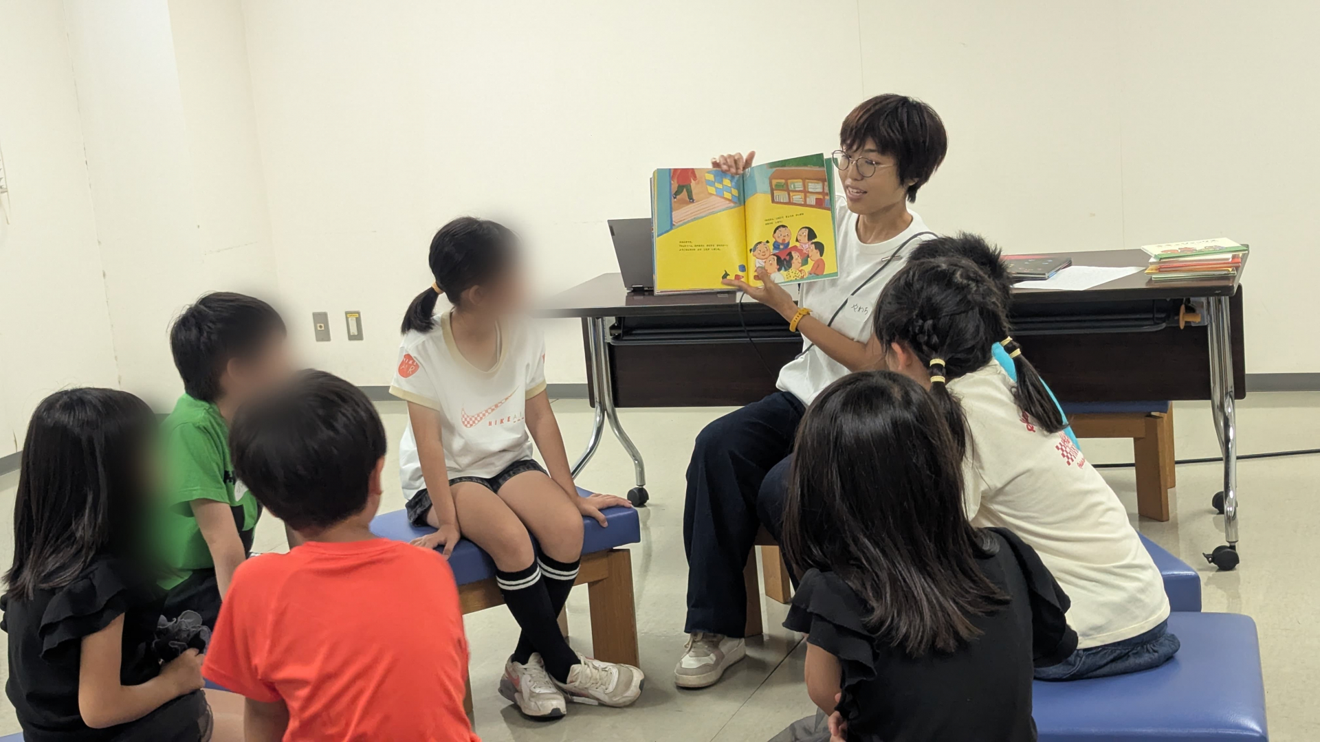 こどもかいぎで本を読む様子