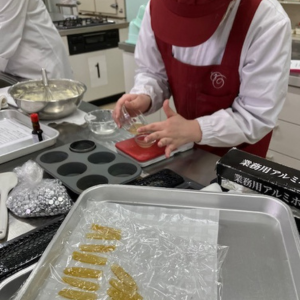 試作品を作成している様子（小田原短期大学）